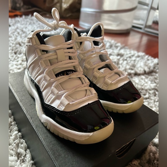 2 pair of 11.5C Jordans ..Black and white 11s , all green 4s - Picture 5 of 9